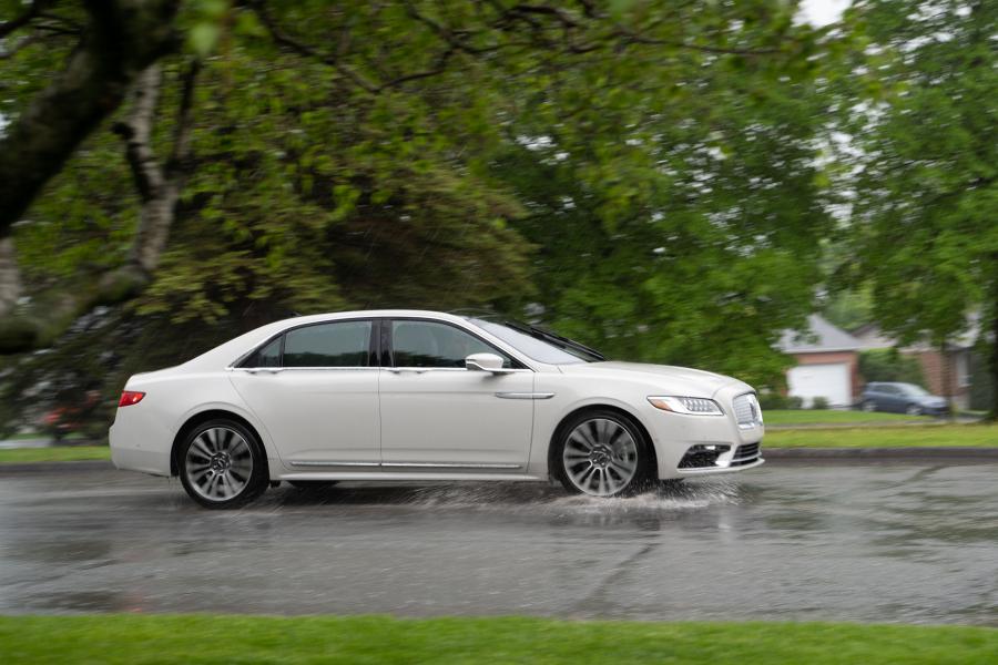  Lincoln Continental 2016 года  (фото 12 из 19)